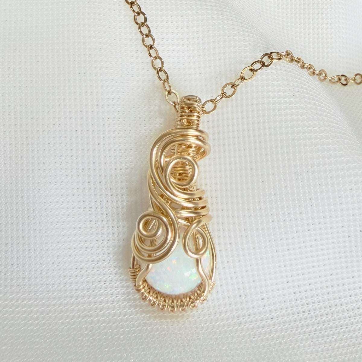 14k gold filled wire wrap hanger met Bello opaal
