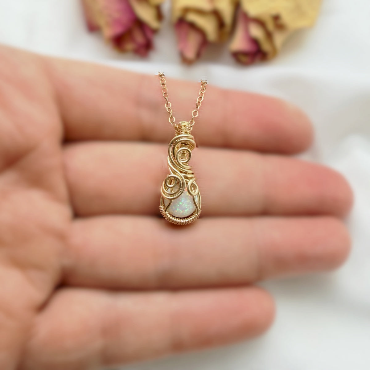 14k gold filled wire wrap hanger met Bello opaal