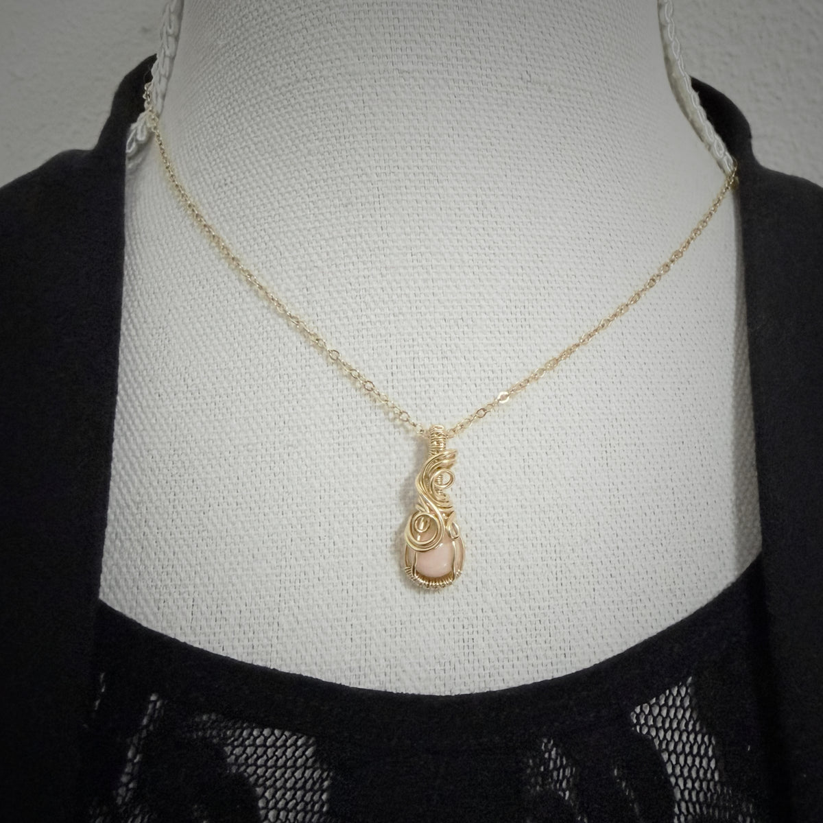 14k gold filled wire wrap hanger met roze opaal