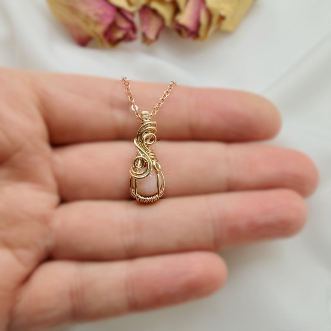 14k gold filled wire wrap hanger met roze opaal
