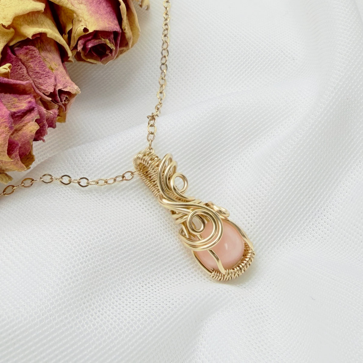 14k gold filled wire wrap hanger met roze opaal