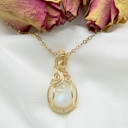 Handgemaakte hanger met regenboog maansteen en gold filled wire wrap