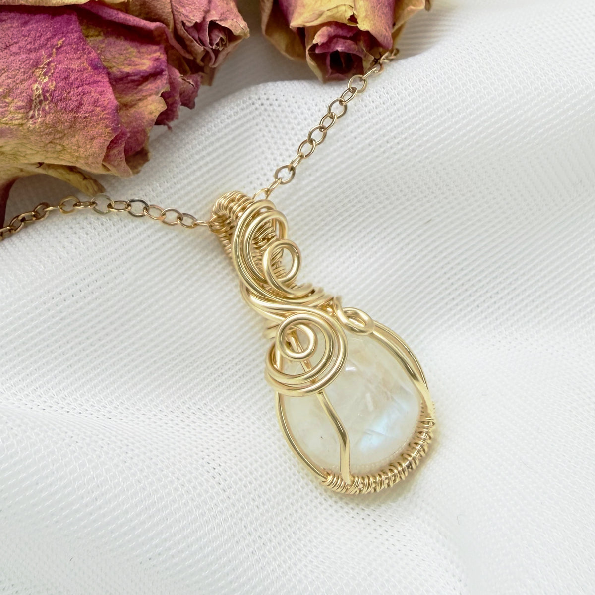 Handgemaakte hanger met regenboog maansteen en gold filled wire wrap