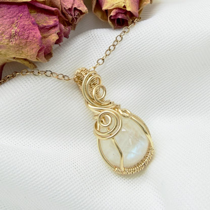Handgemaakte hanger met regenboog maansteen en gold filled wire wrap