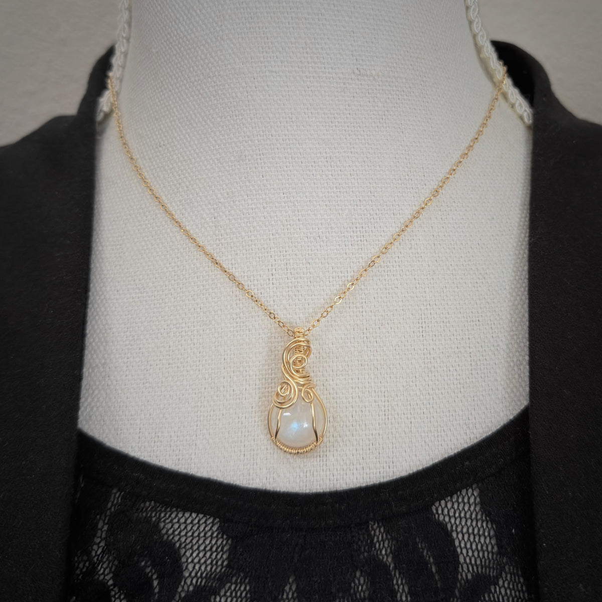 Handgemaakte hanger met regenboog maansteen en gold filled wire wrap