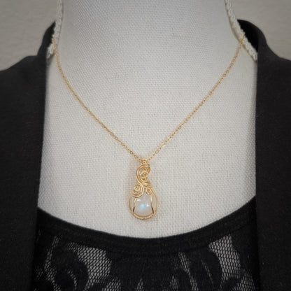 Handgemaakte hanger met regenboog maansteen en gold filled wire wrap