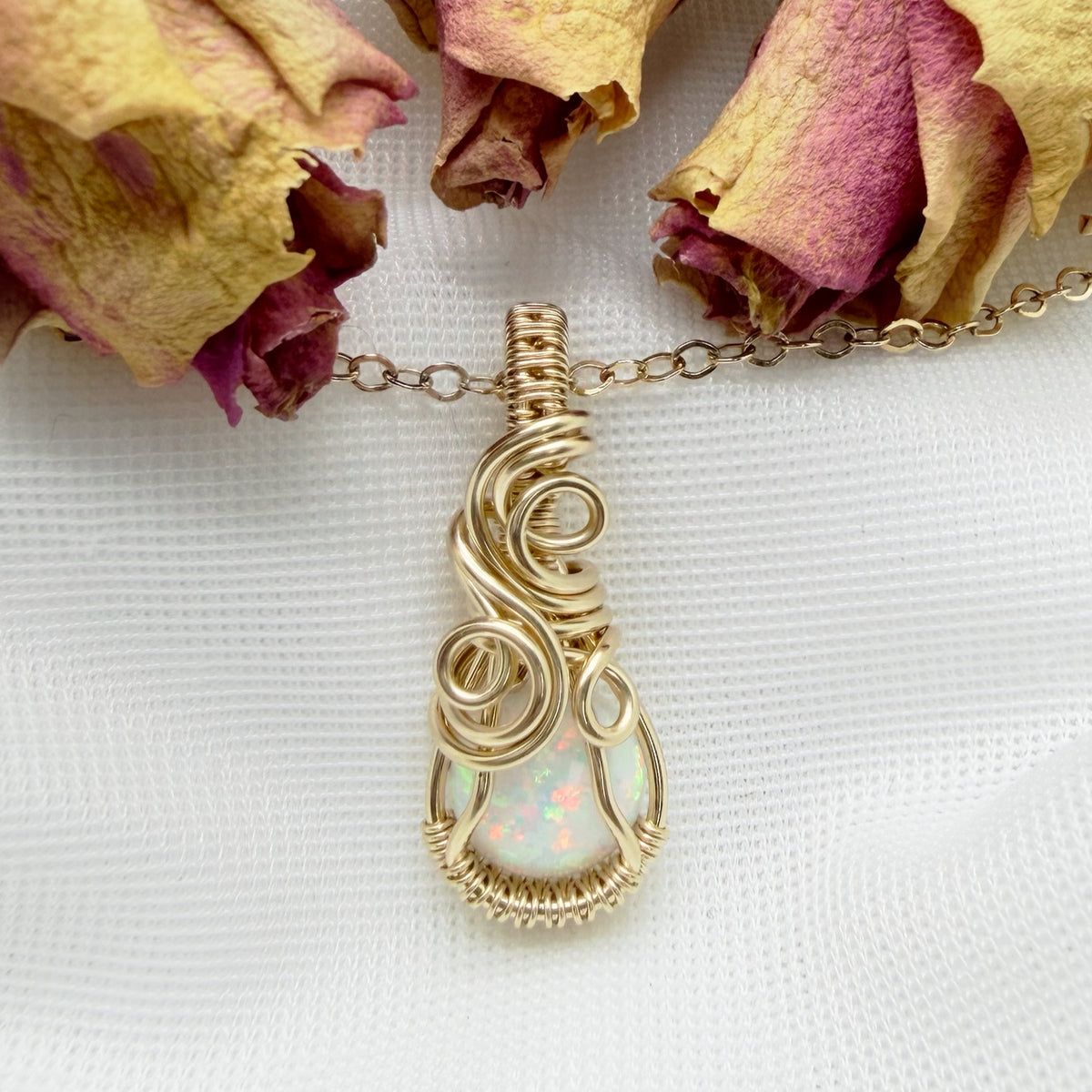 14k gold filled wire wrap hanger met Bello opaal