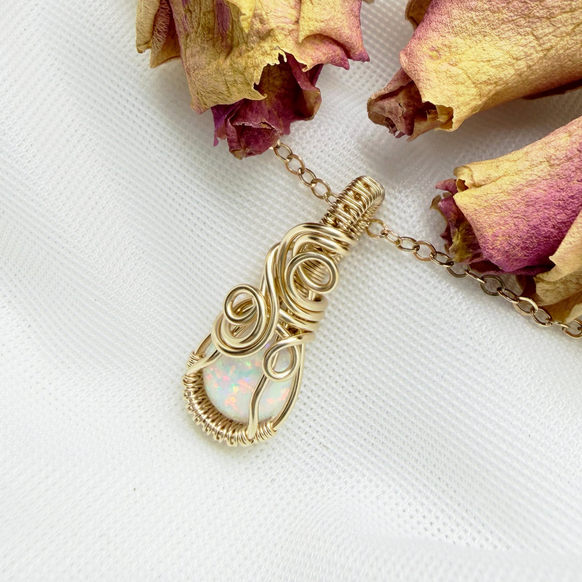 14k gold filled wire wrap hanger met Bello opaal