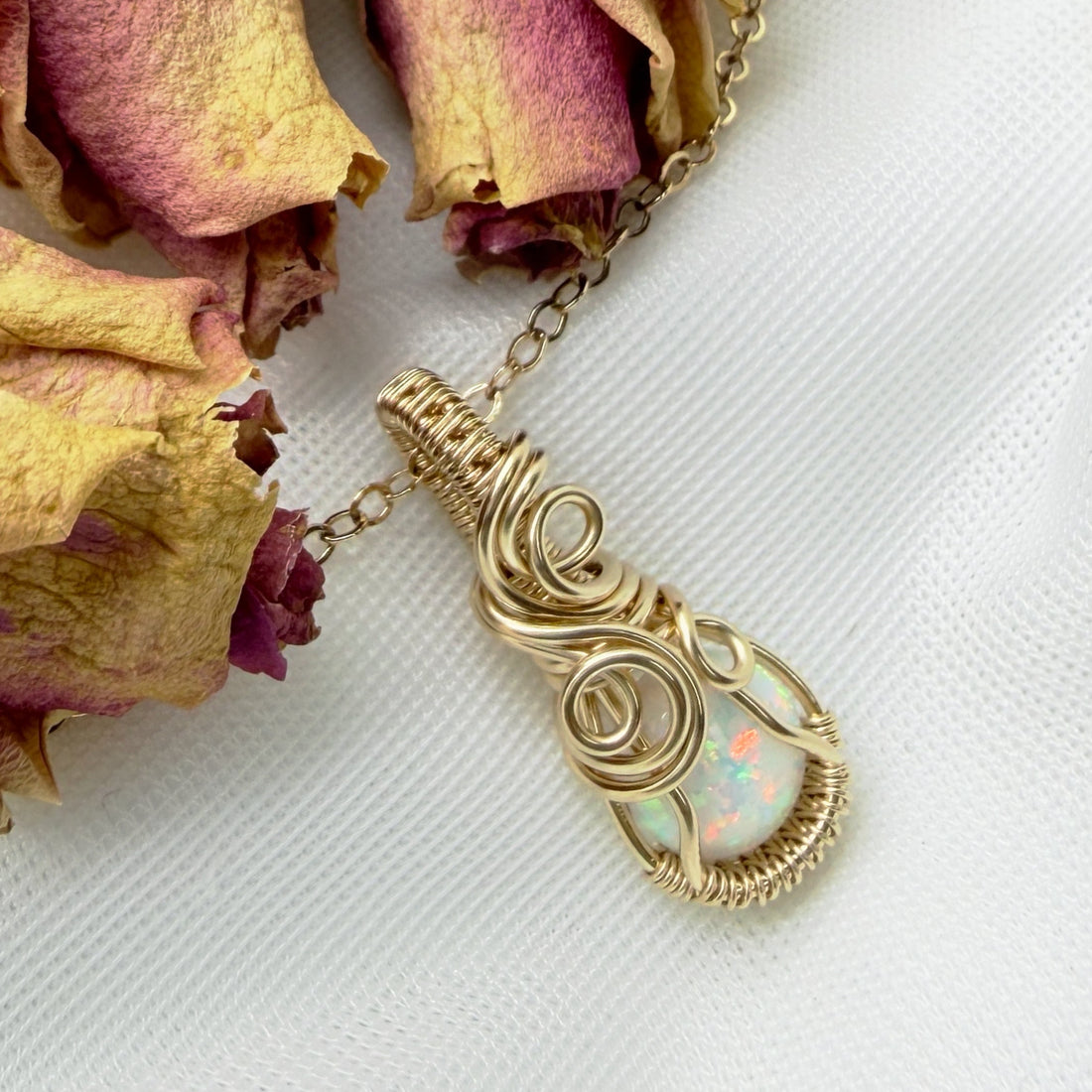 14k gold filled wire wrap hanger met Bello opaal