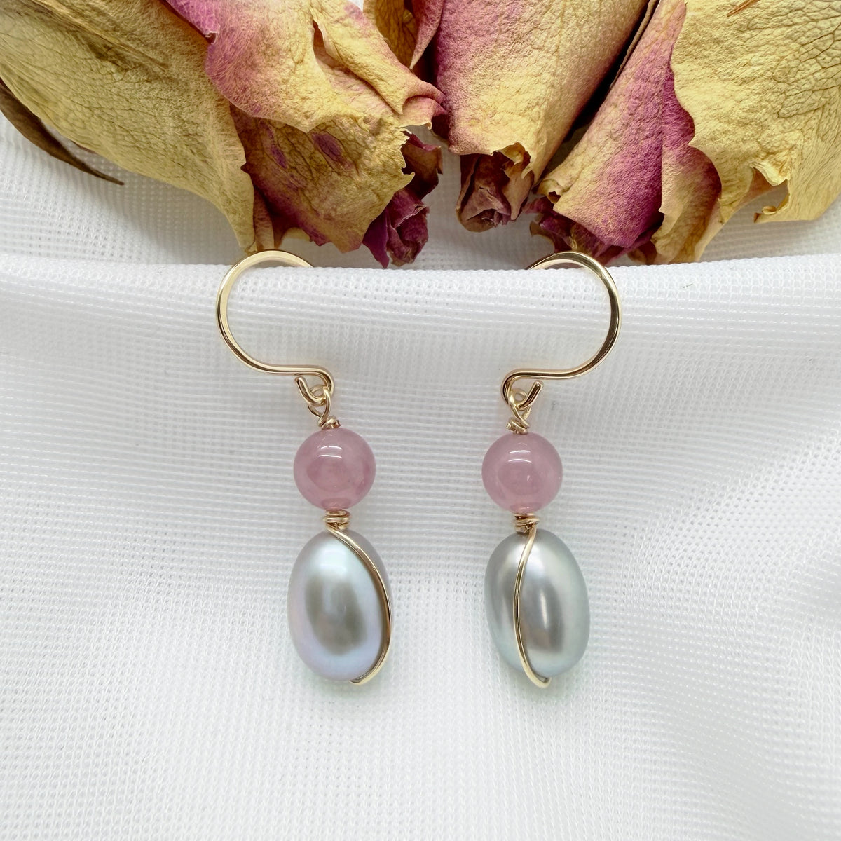 Gold filled oorbellen met zoetwaterparel en rozenkwarts