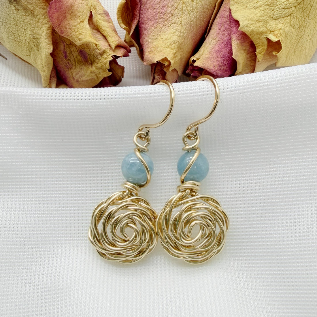 Gold filled roos oorbellen met aquamarijn