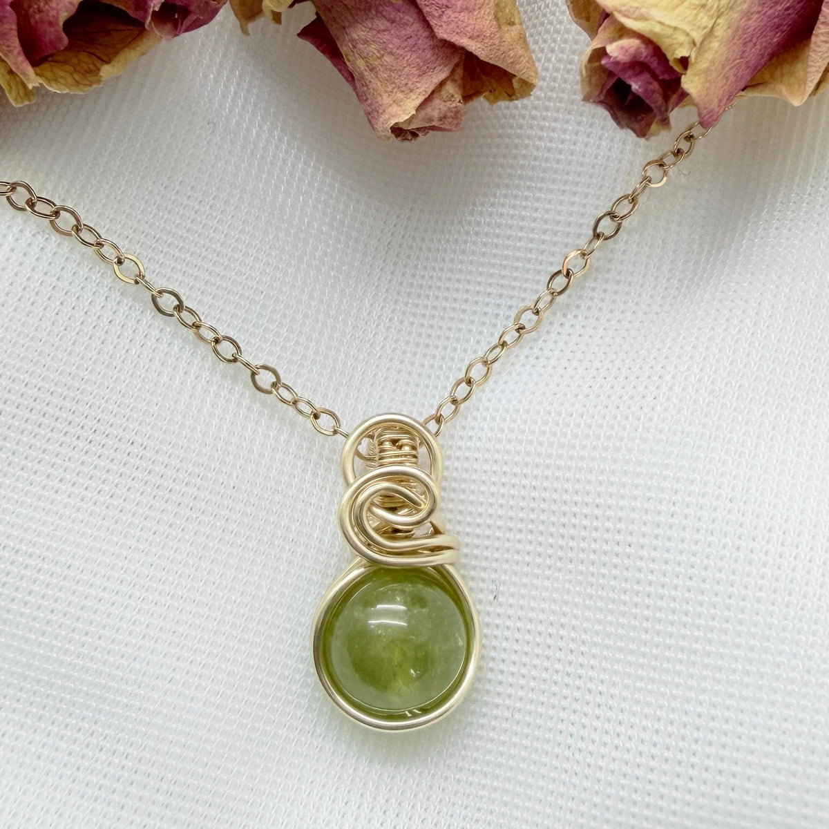 Sierlijke Mali granaat hanger van gold filled - Wire wrapped