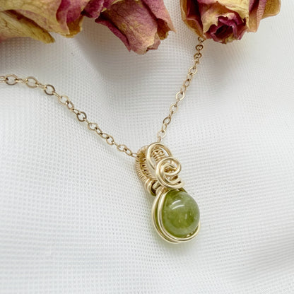 Sierlijke Mali granaat hanger van gold filled - Wire wrapped