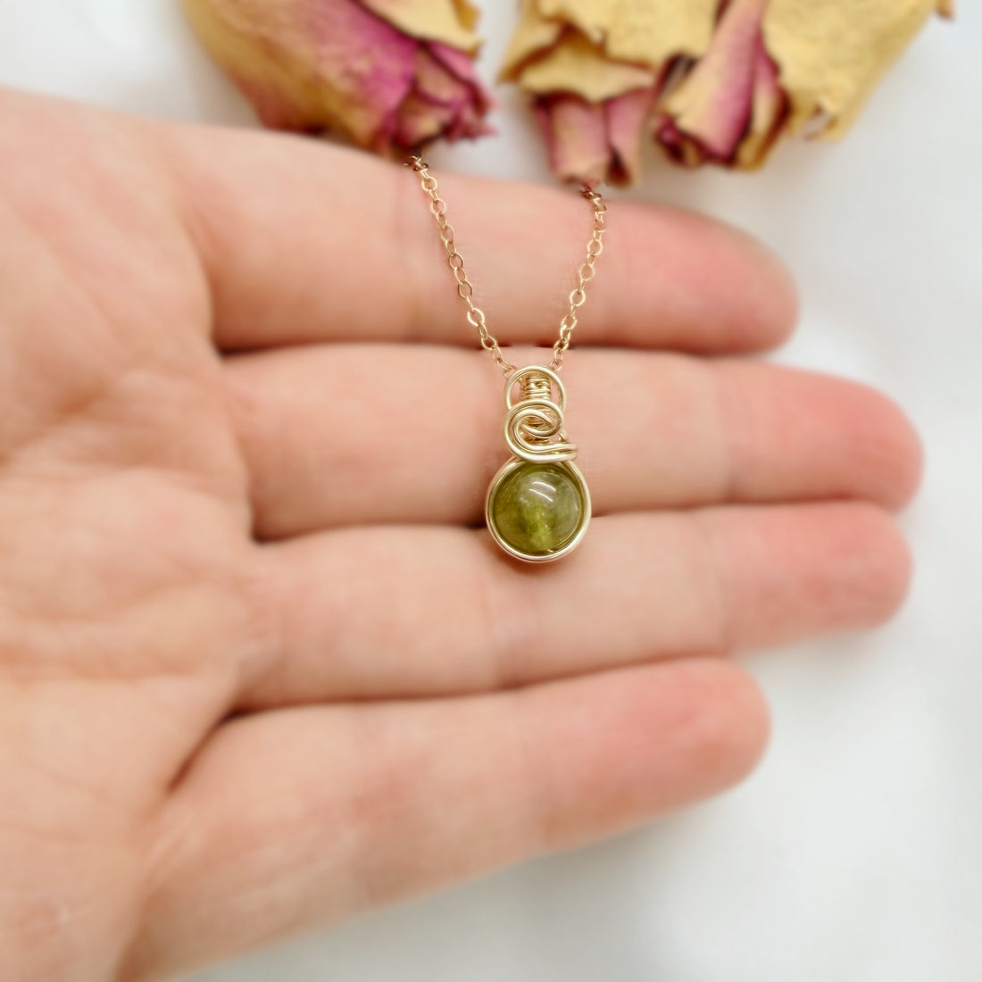 Sierlijke Mali granaat hanger van gold filled - Wire wrapped