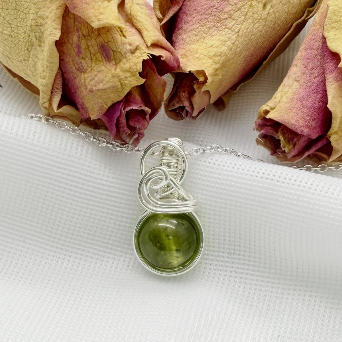 Sierlijke sterling zilveren wire wrap hanger met Mali granaat