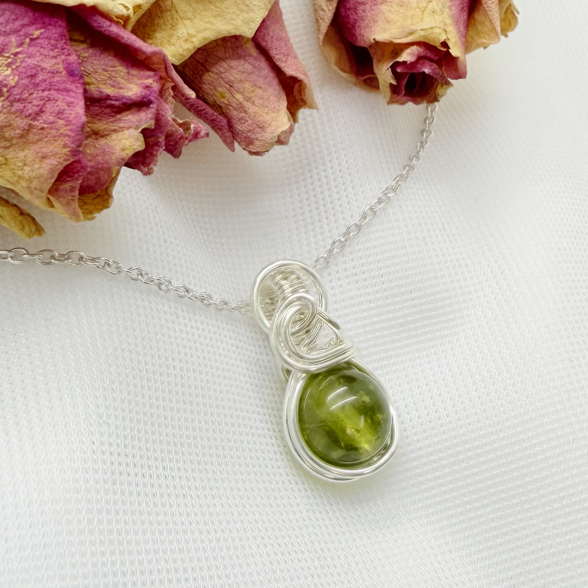 Sierlijke sterling zilveren wire wrap hanger met Mali granaat