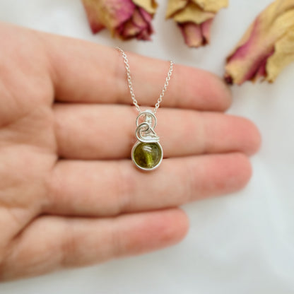Sierlijke sterling zilveren wire wrap hanger met Mali granaat
