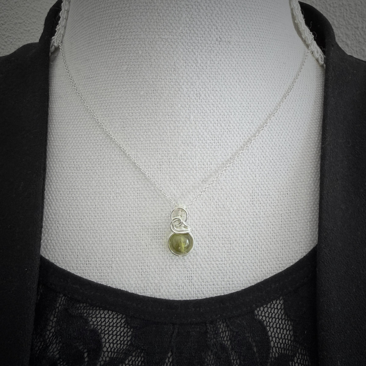 Sierlijke sterling zilveren wire wrap hanger met Mali granaat