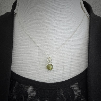 Sierlijke sterling zilveren wire wrap hanger met Mali granaat