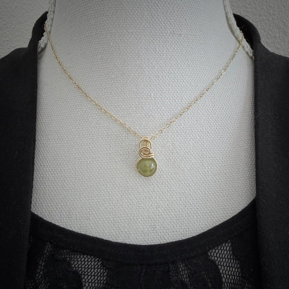 Sierlijke Mali granaat hanger van gold filled - Wire wrapped