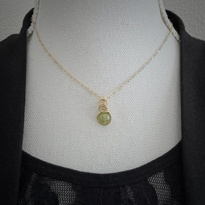 Sierlijke Mali granaat hanger van gold filled - Wire wrapped