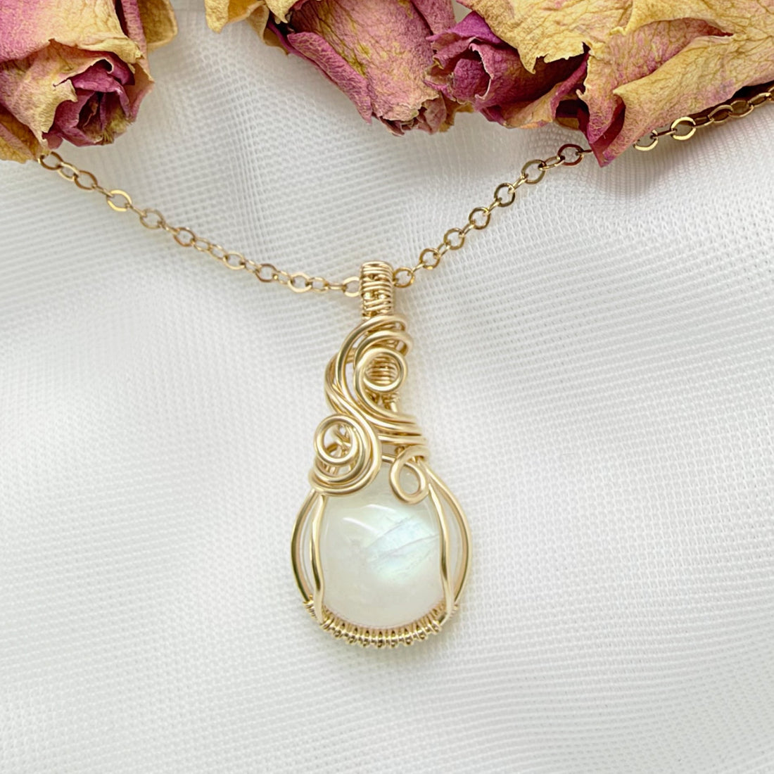 Handgemaakte hanger met regenboog maansteen en gold filled wire wrap