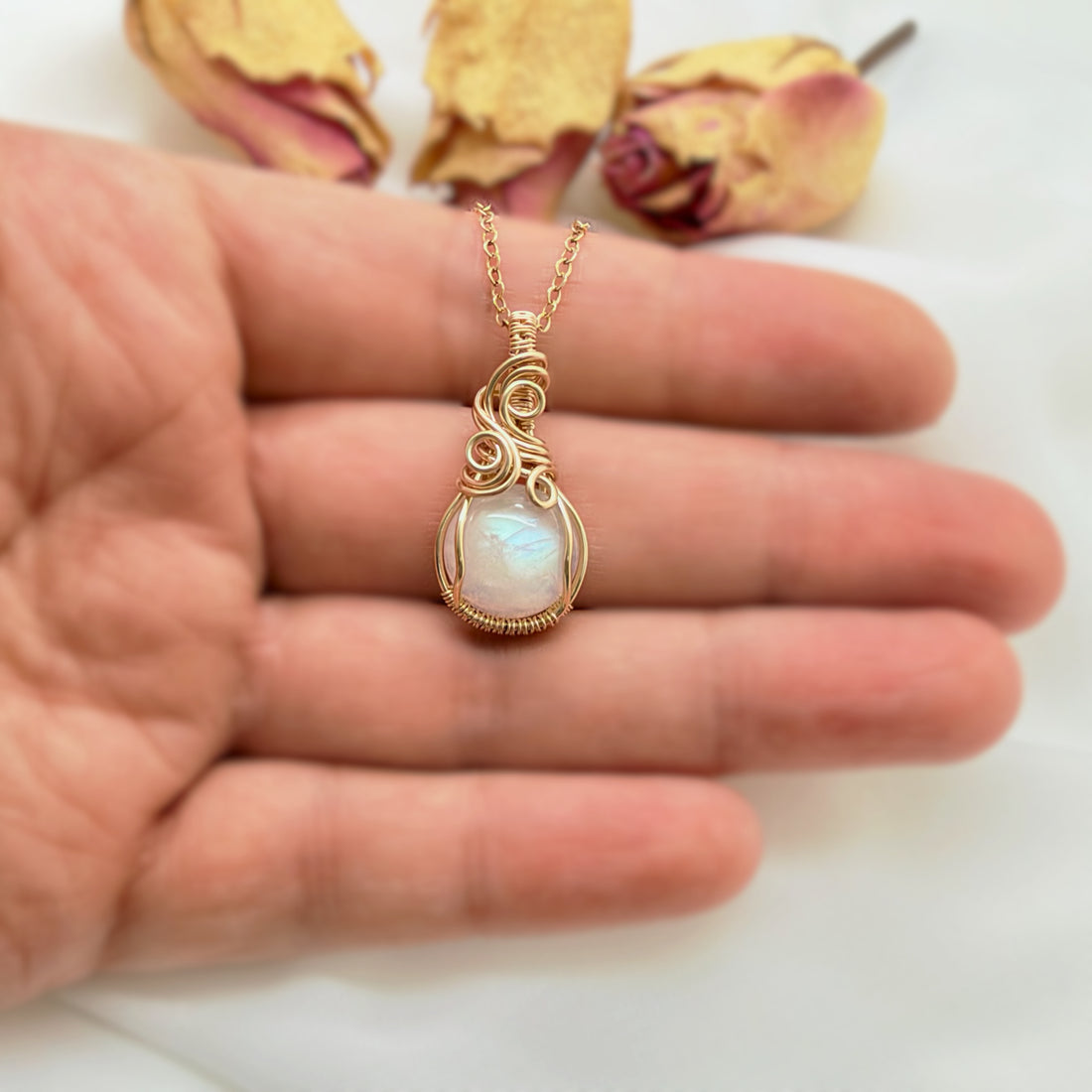 Handgemaakte hanger met regenboog maansteen en gold filled wire wrap