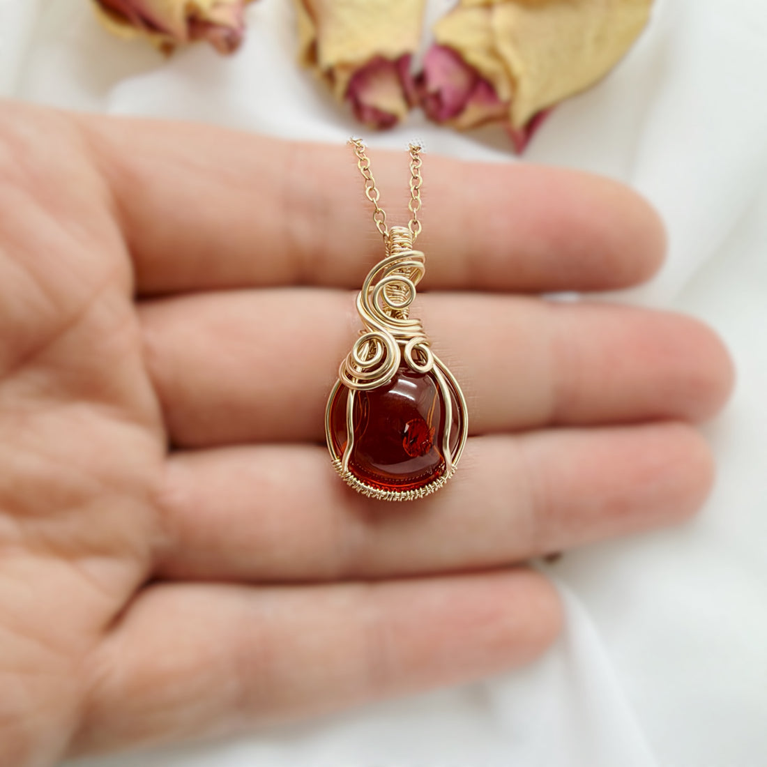 14K Gold Filled Barnsteen Hanger, Handgemaakt Sieraad met Betekenis