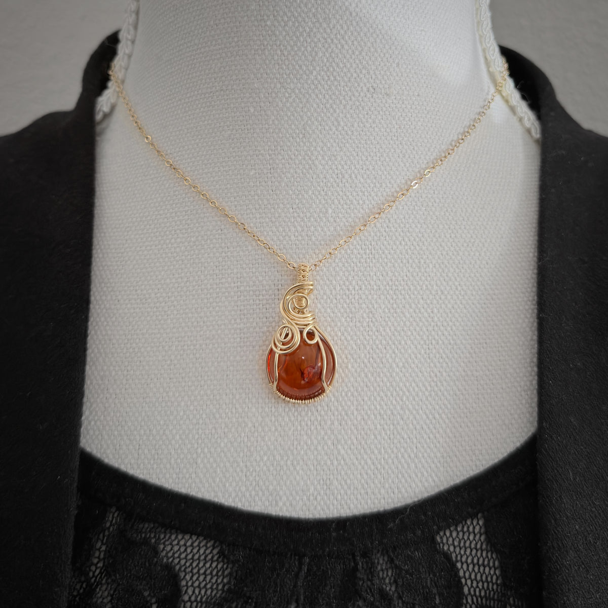 14K Gold Filled Barnsteen Hanger, Handgemaakt Sieraad met Betekenis