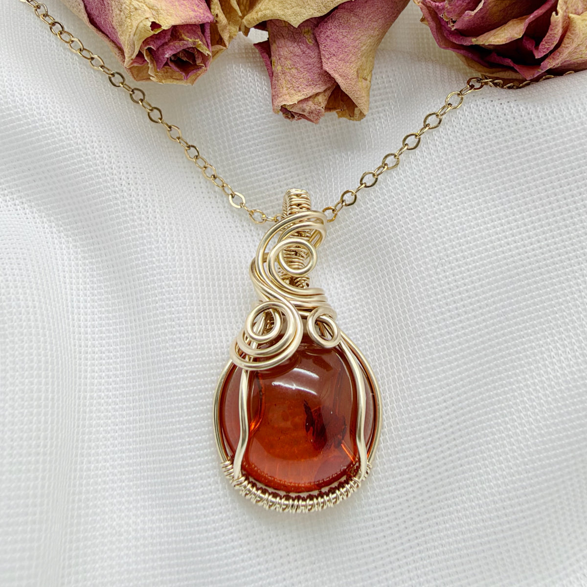 14K Gold Filled Barnsteen Hanger, Handgemaakt Sieraad met Betekenis