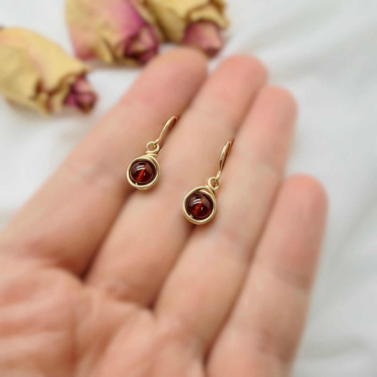 14k gold filled oorbellen met hessoniet granaat
