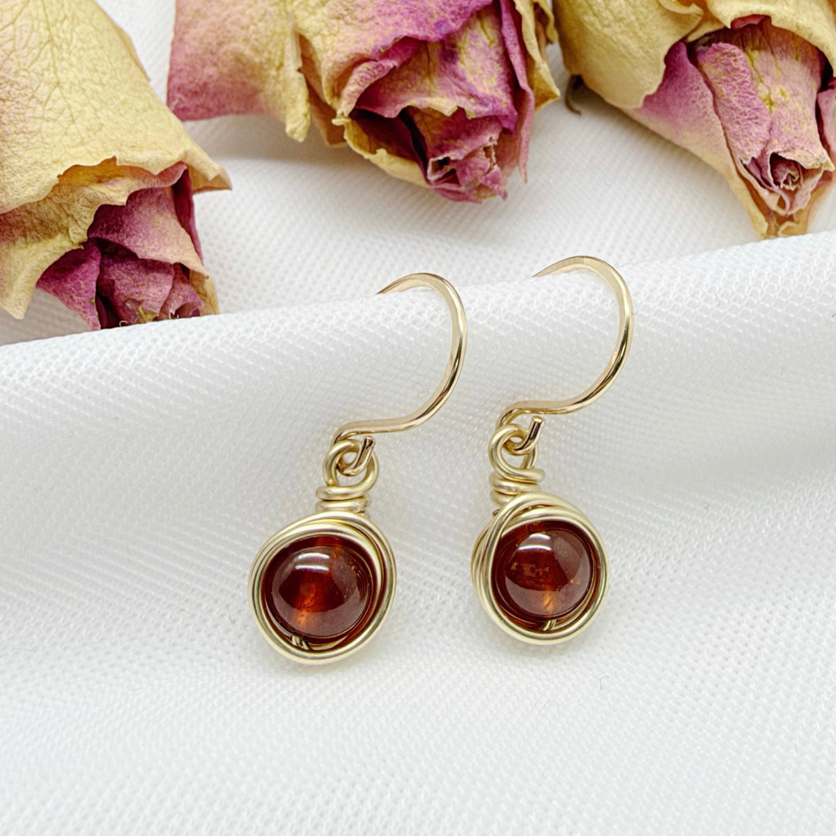 14k gold filled oorbellen met hessoniet granaat