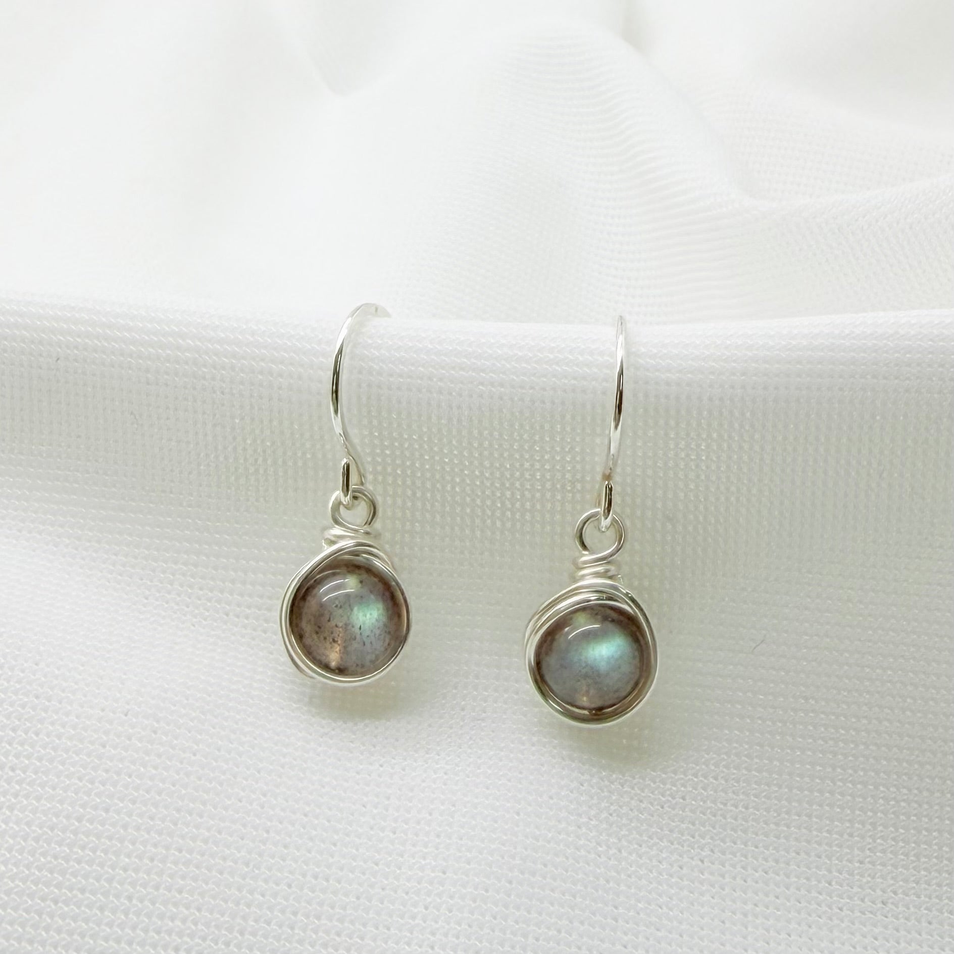 Sterling zilveren oorbellen met labradoriet en prachtige flash