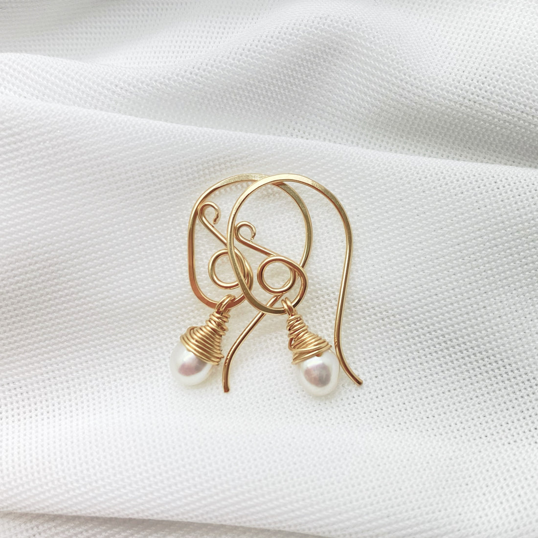 Sierlijke gold filled oorbellen met Zoetwaterparel