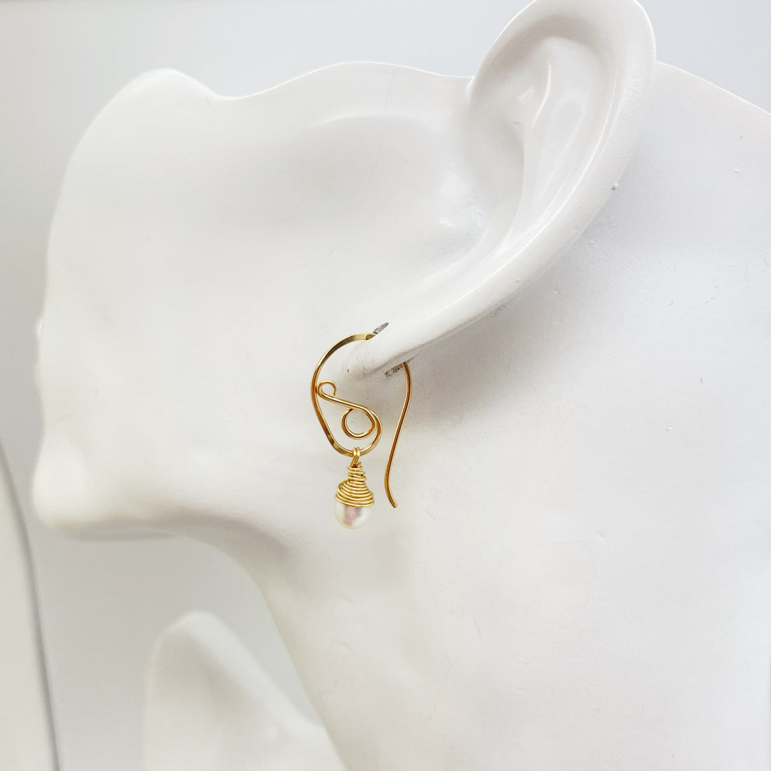 Sierlijke gold filled oorbellen met Zoetwaterparel