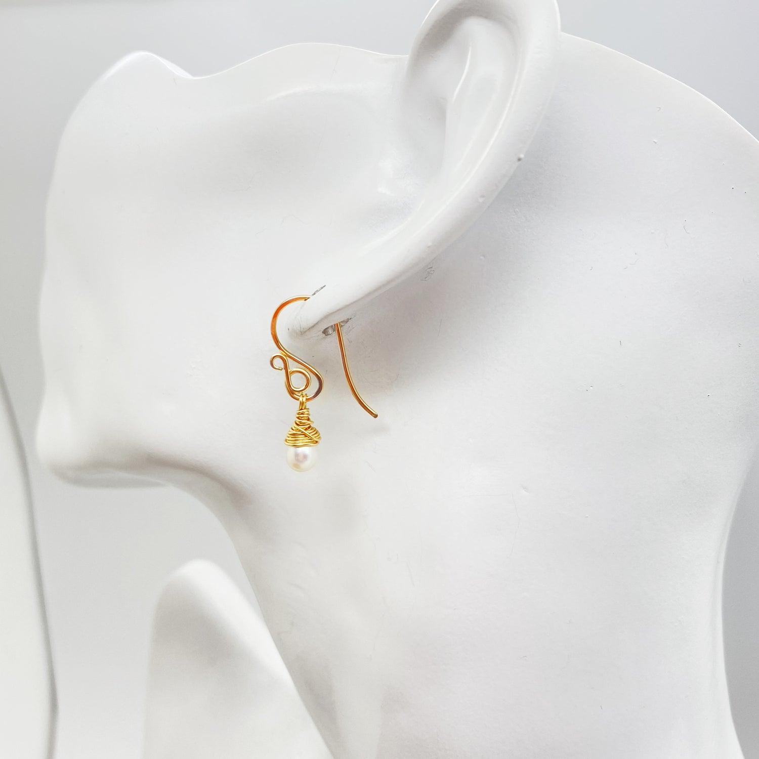 Stijlvolle gold filled oorbellen met zoetwaterparel