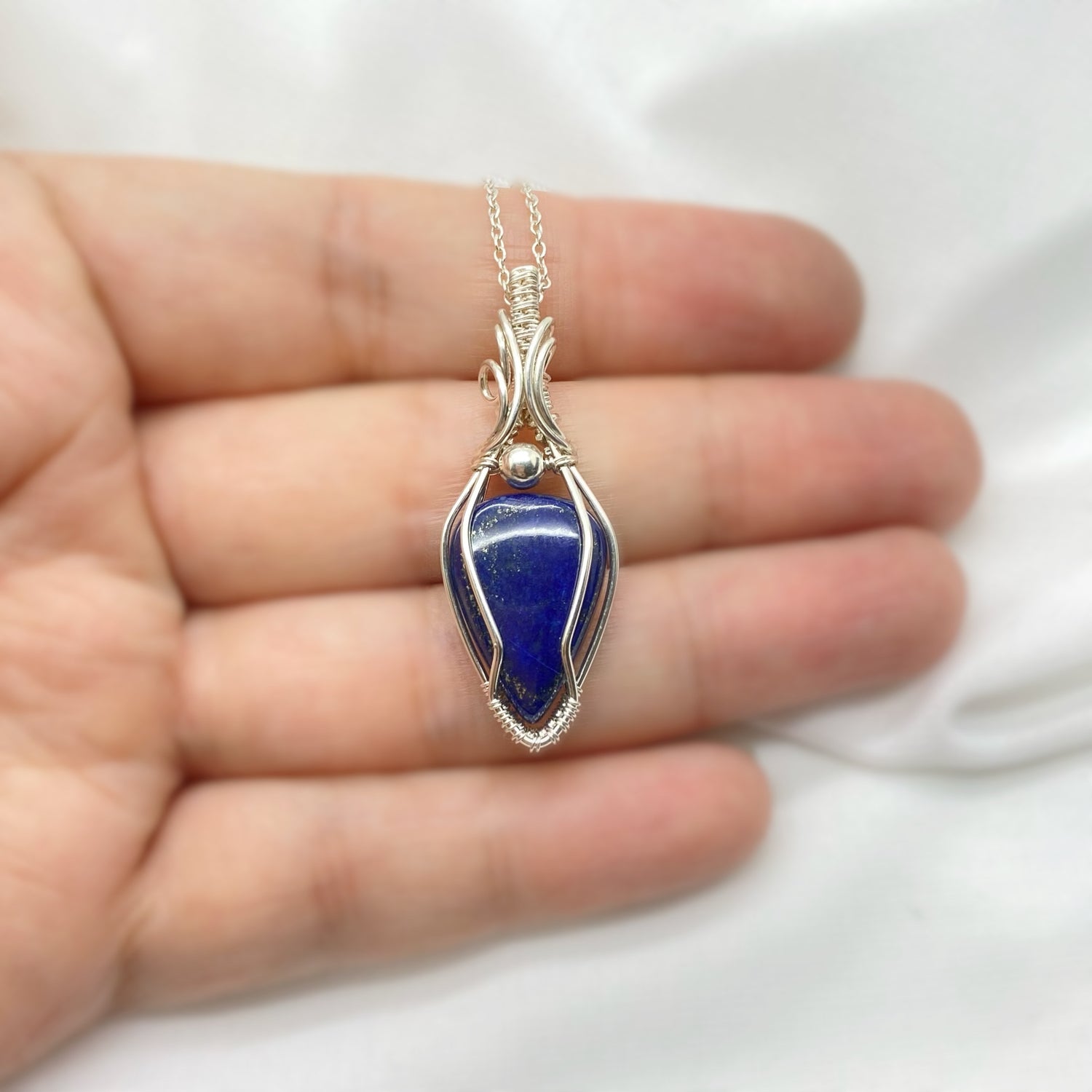 Zilveren wire wrap hanger met Lapis Lazuli