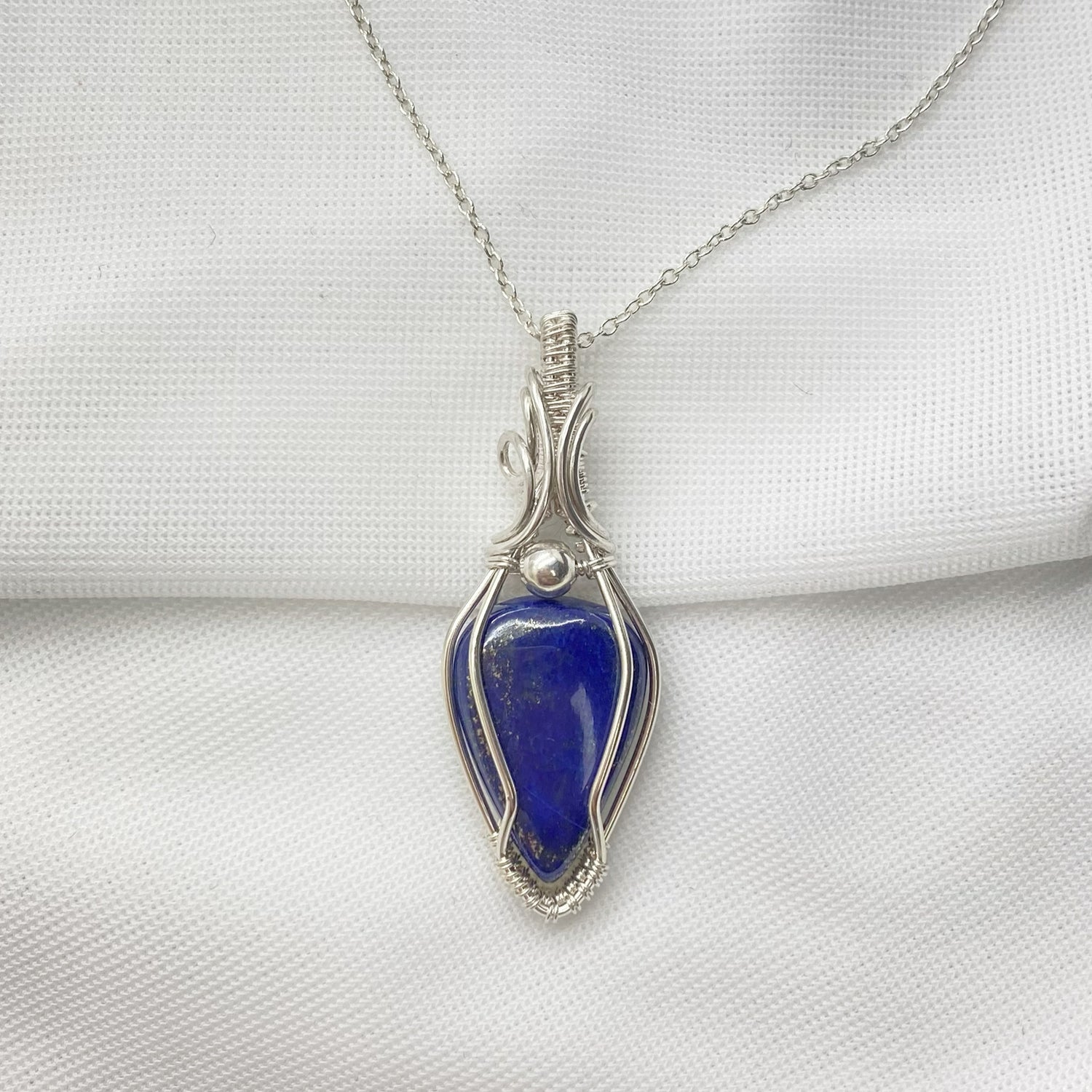 Zilveren wire wrap hanger met Lapis Lazuli