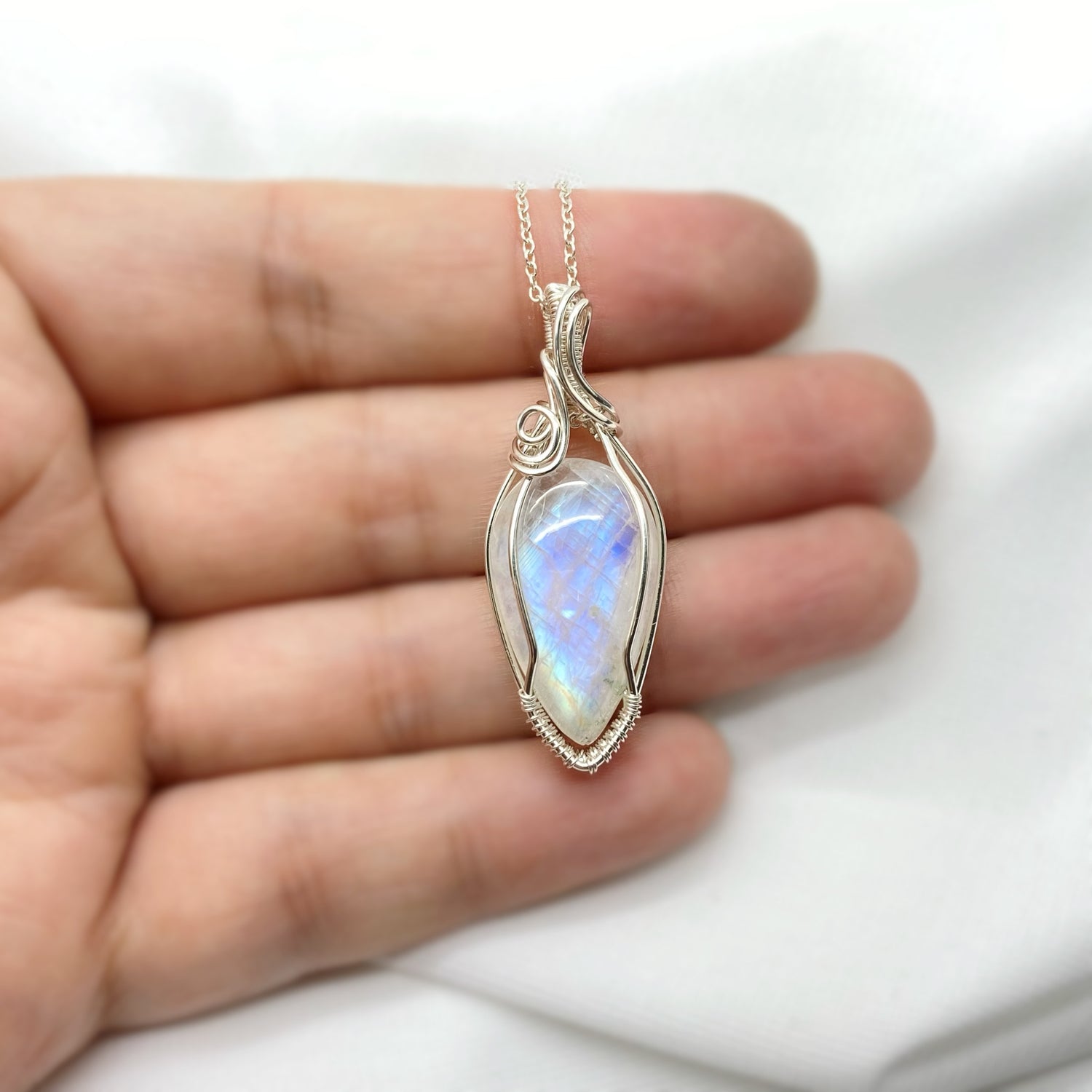 Zilveren Wirewrap Hanger Met Regenboog Maansteen