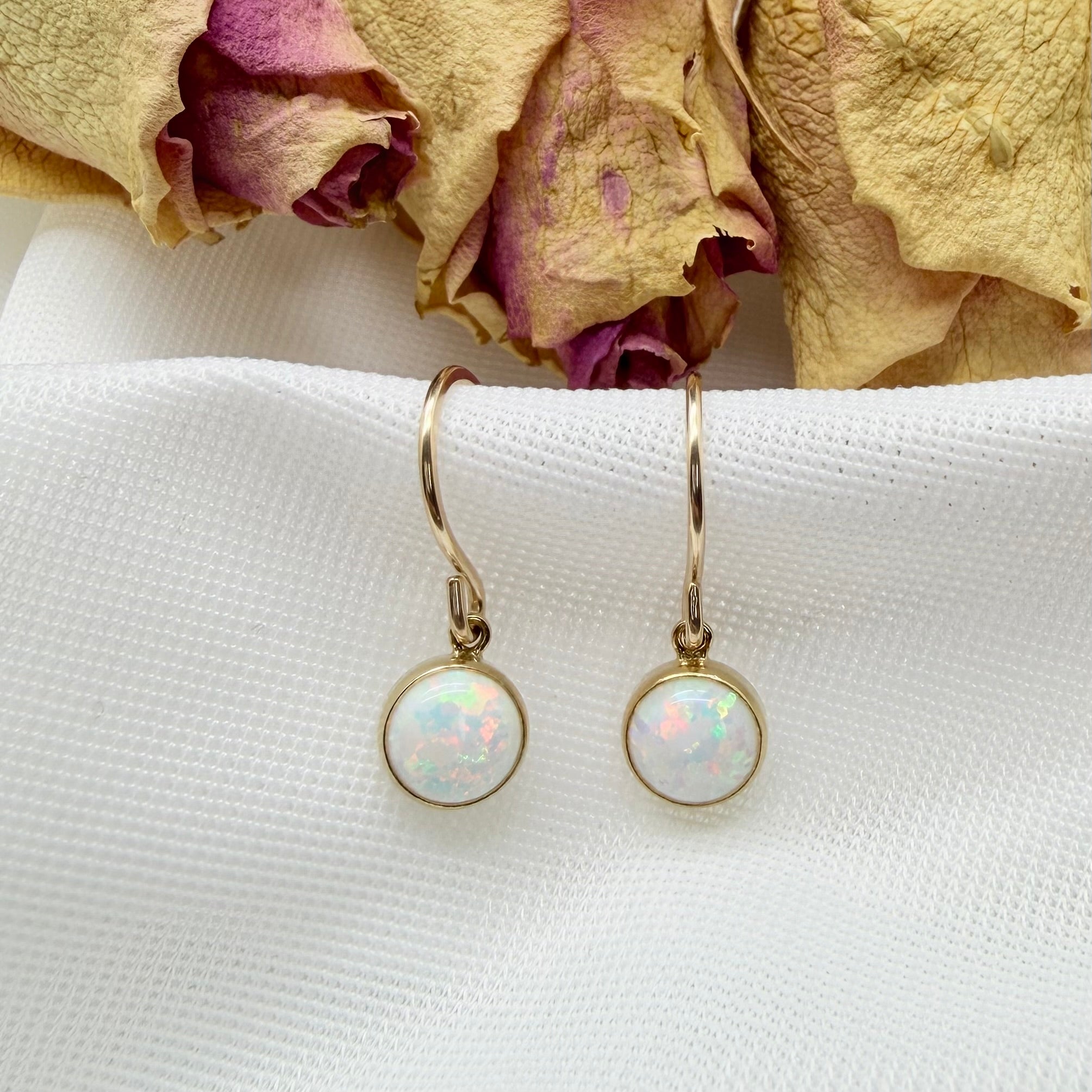 Kleine gold filled oorbellen met opaal
