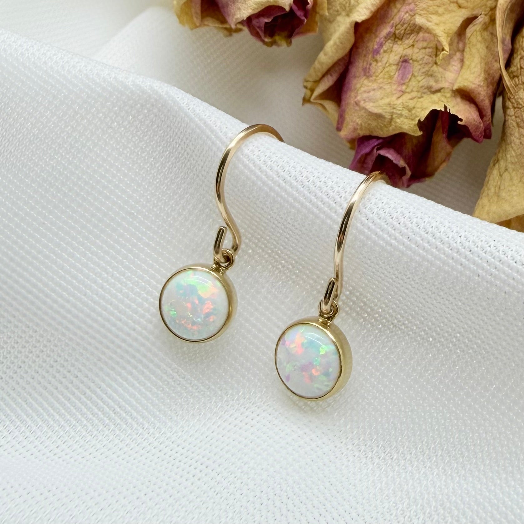 Kleine gold filled oorbellen met opaal