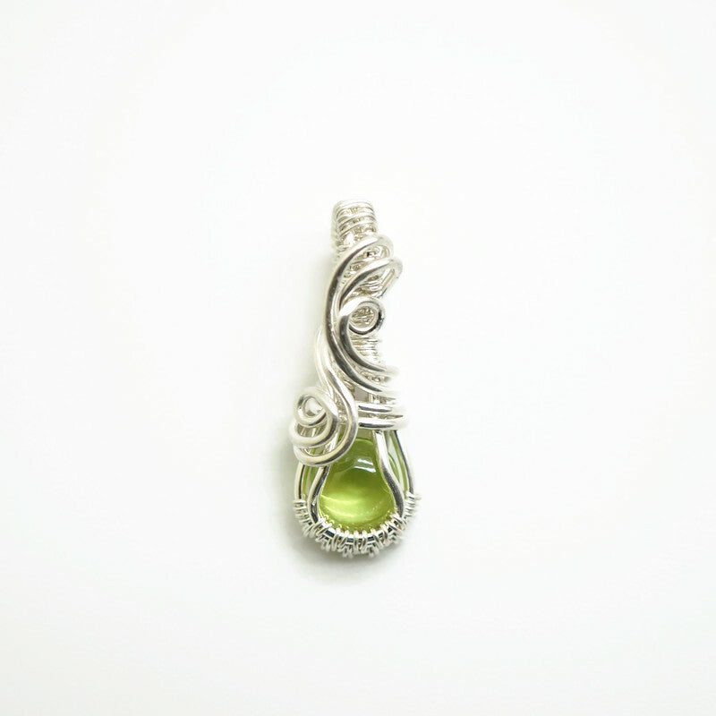 Kleine Sterling Zilveren Wire Wrap Hanger met Groene Peridoot