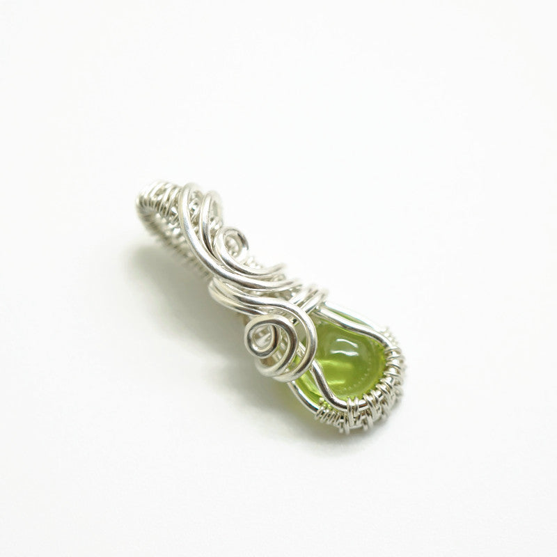 Kleine Sterling Zilveren Wire Wrap Hanger met Groene Peridoot