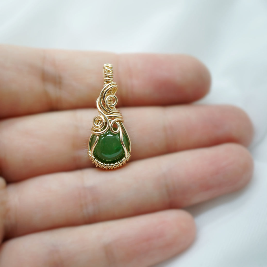 14k gold filled wire wrap hanger met nefriet jade