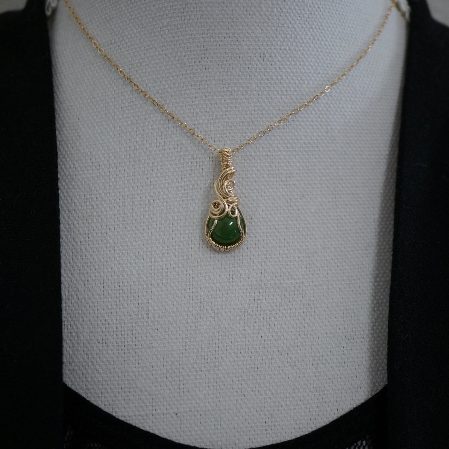 14k gold filled wire wrap hanger met nefriet jade