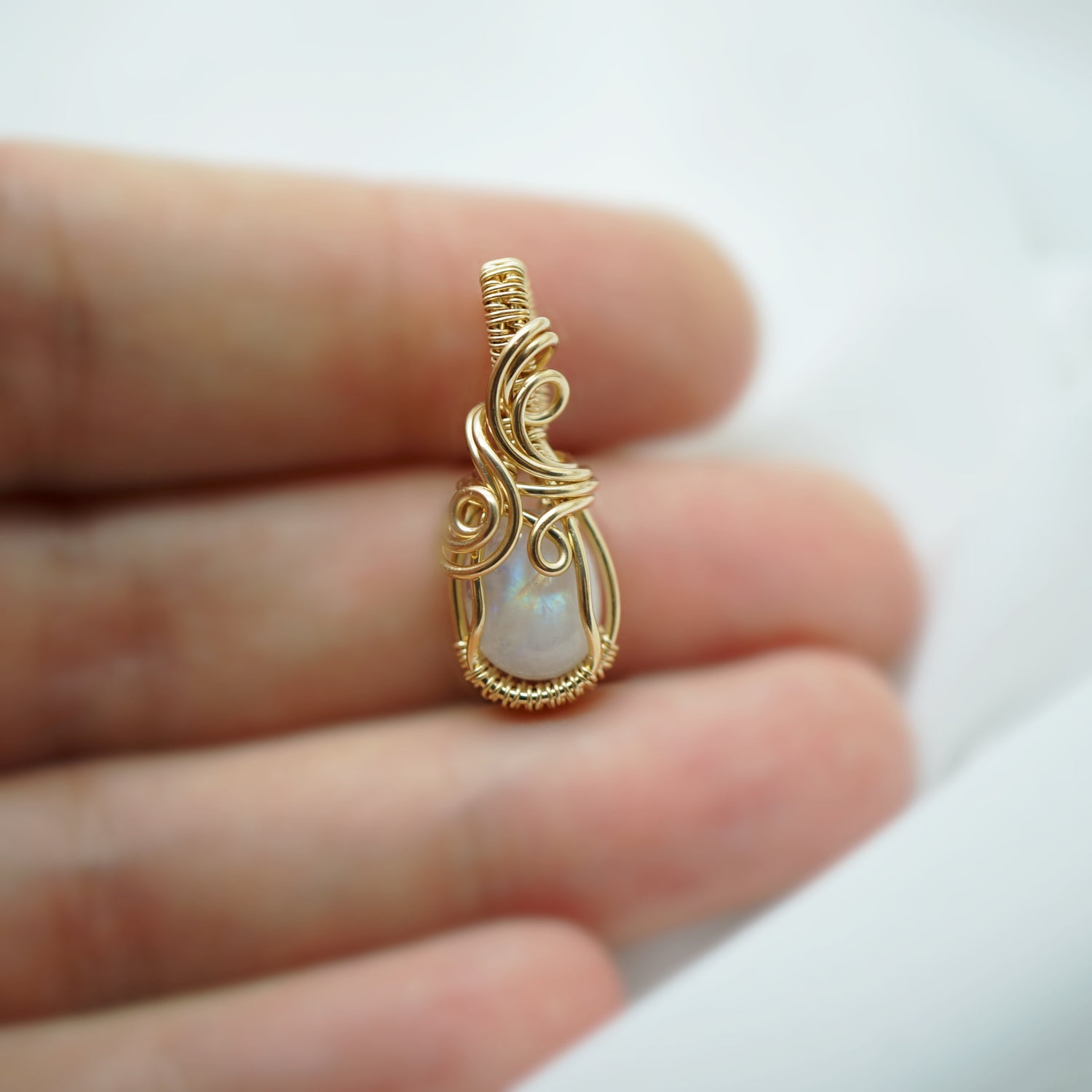 14k gold filled wire wrap hanger met regenboog maansteen