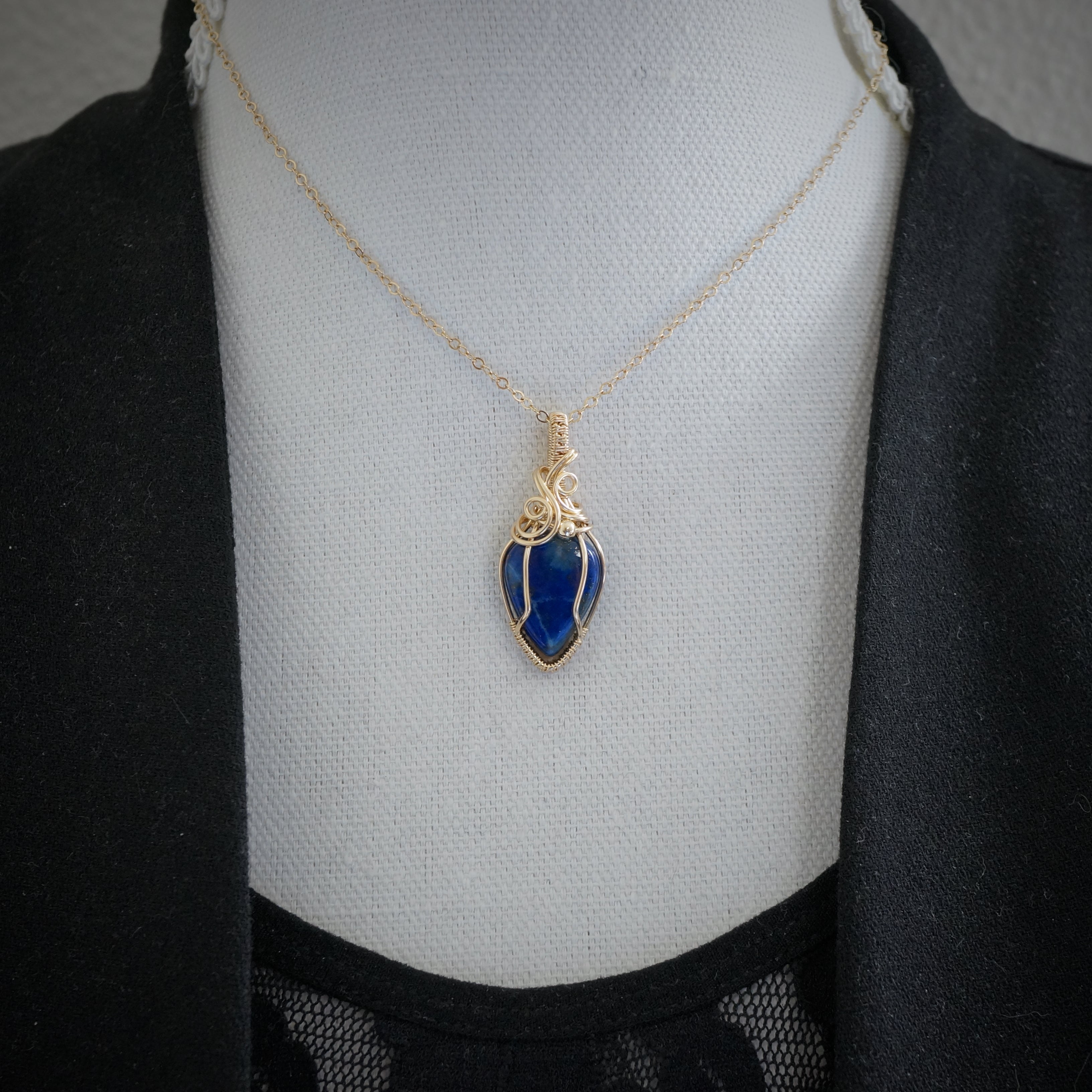 14k gold filled wire wrap hanger met Lapis Lazuli