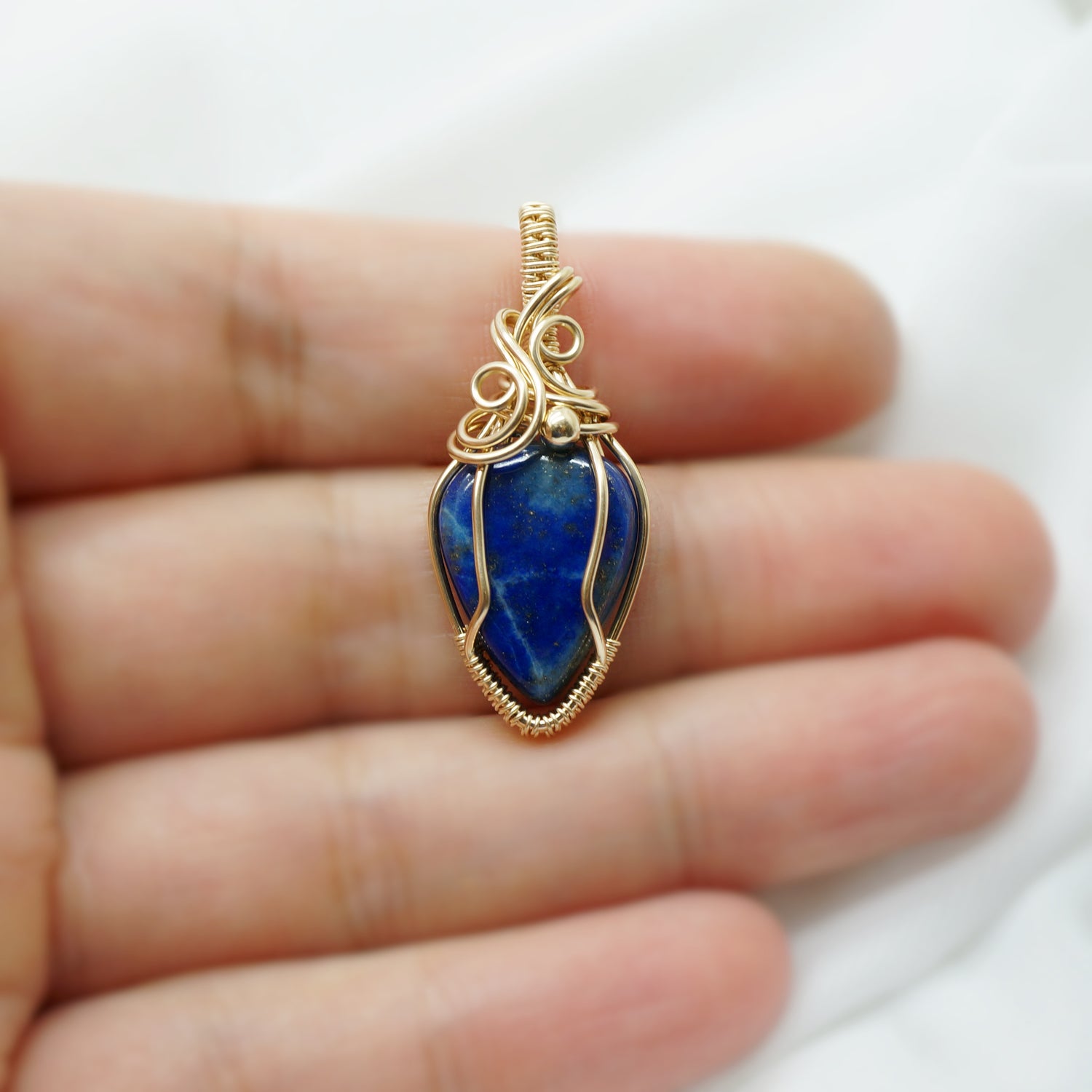 14k gold filled wire wrap hanger met Lapis Lazuli