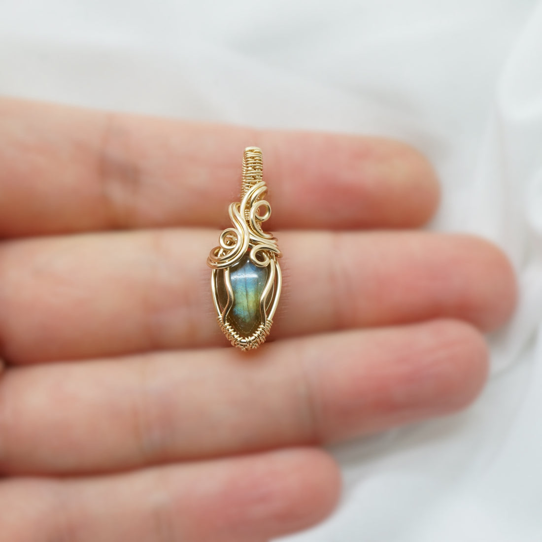 14k gold filled wire wrap hanger met labradoriet