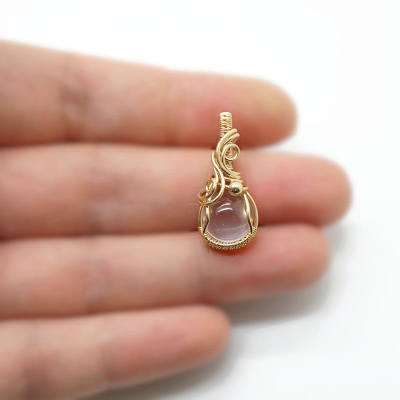 Handgemaakte 14k Gold Filled Wire Wrap Hanger met Zachtroze Rozenkwarts